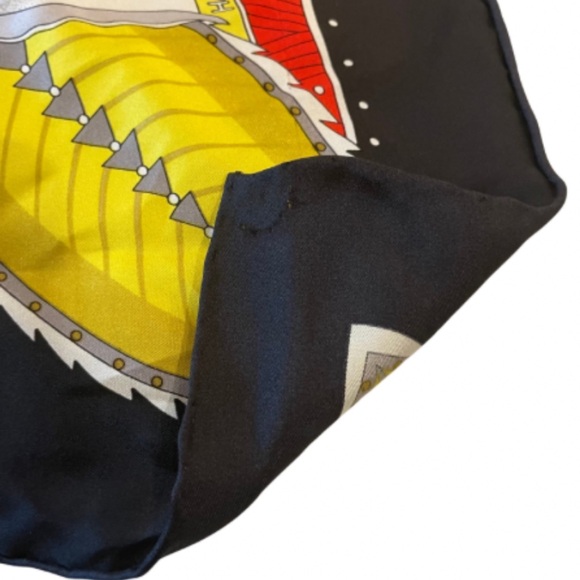 HERMÈS - FOULARD
La Vie Du Grand Nord Silk Vintage Scarf - Picture 5 of 12